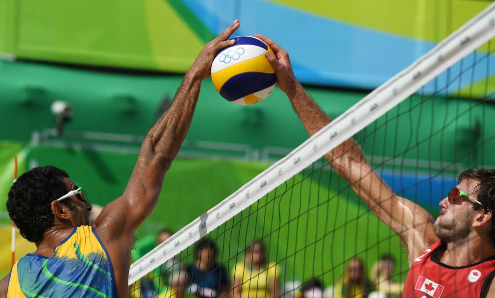 Perfetto equilibrio della palla nell’incontro di beach volley fra Brasile e Canada (Afp)